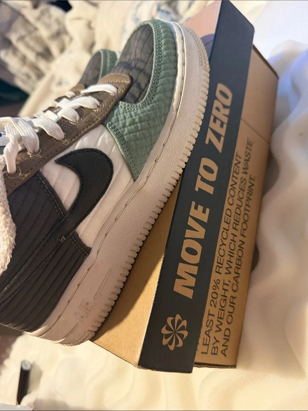 Nike Kids Low-Top Sneakers in Olive Green, Dark Green & Pink
